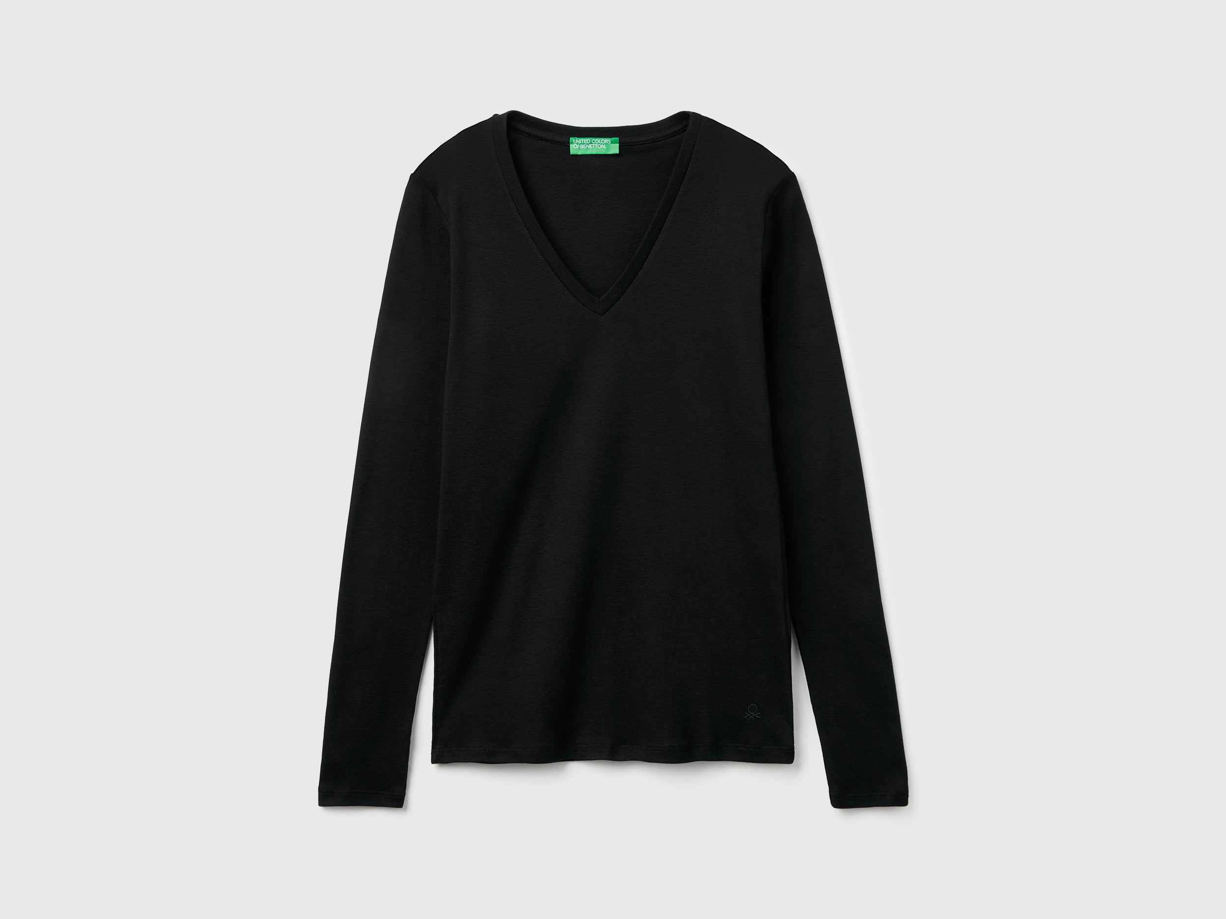 T-shirt preta com decote em V - ucb_image_FS