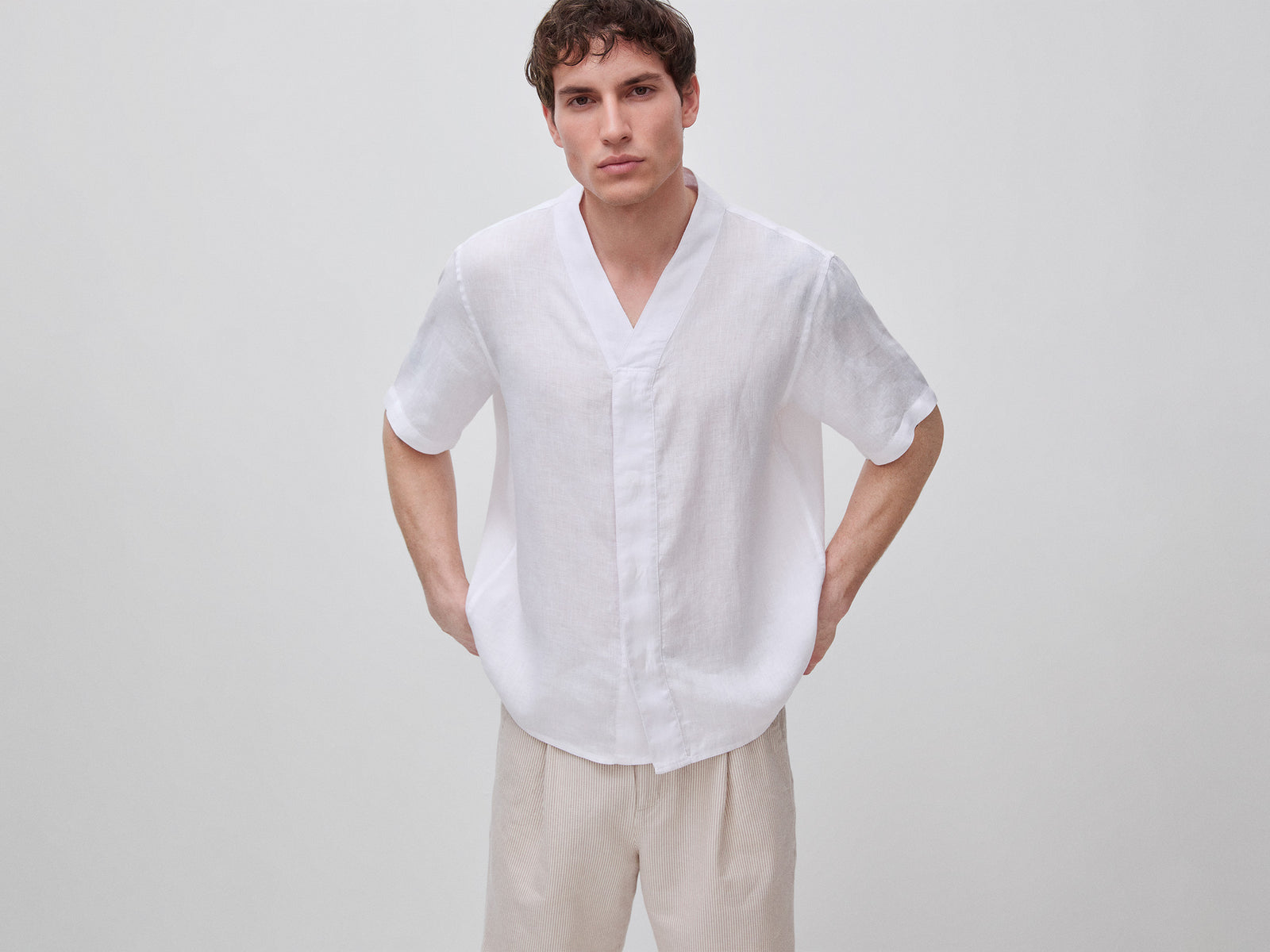 Camisa decote em V em linho puro - ucb_image_F