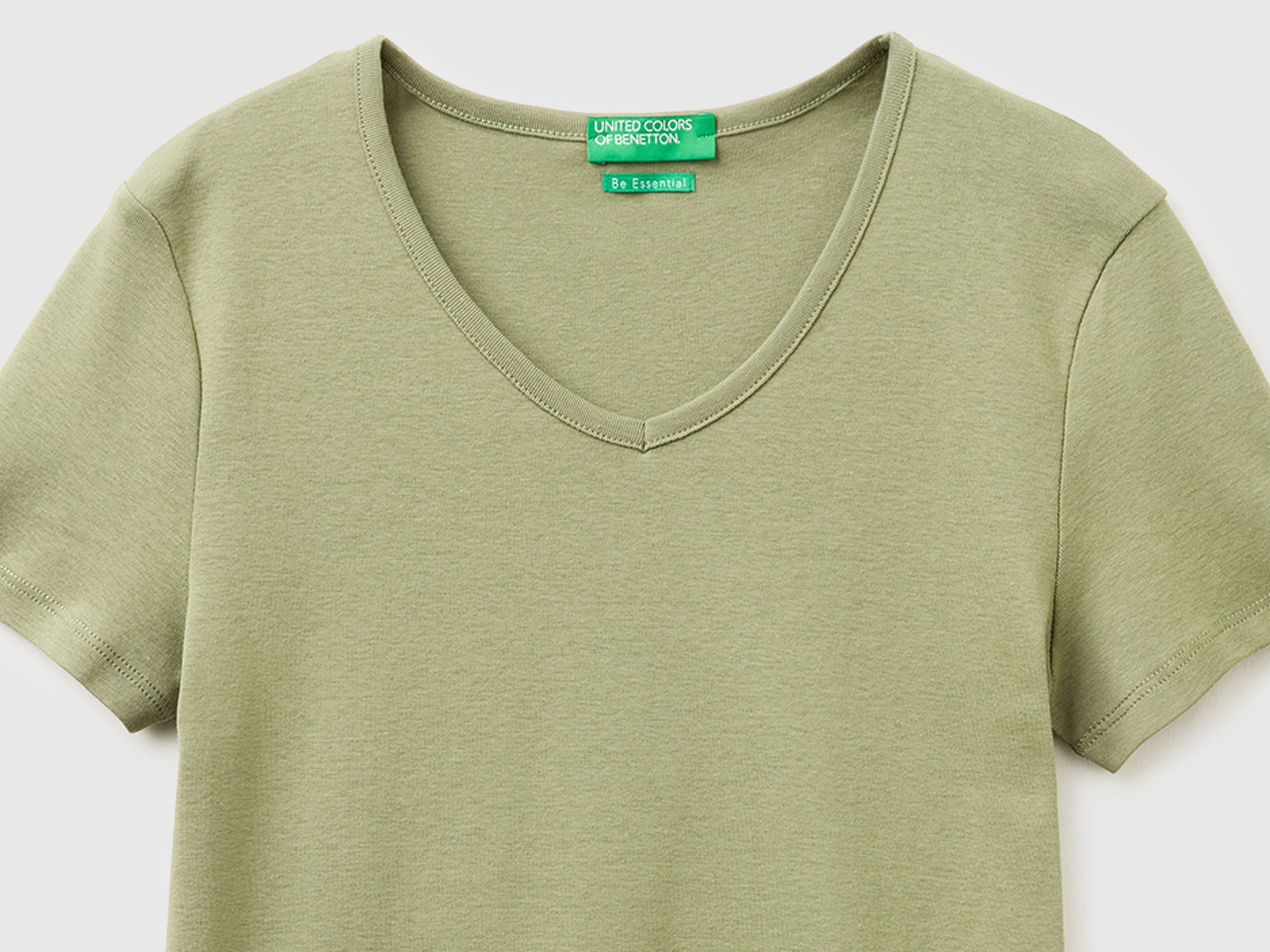 Slim fit t-shirt with V-neck - ucb_image_DS1