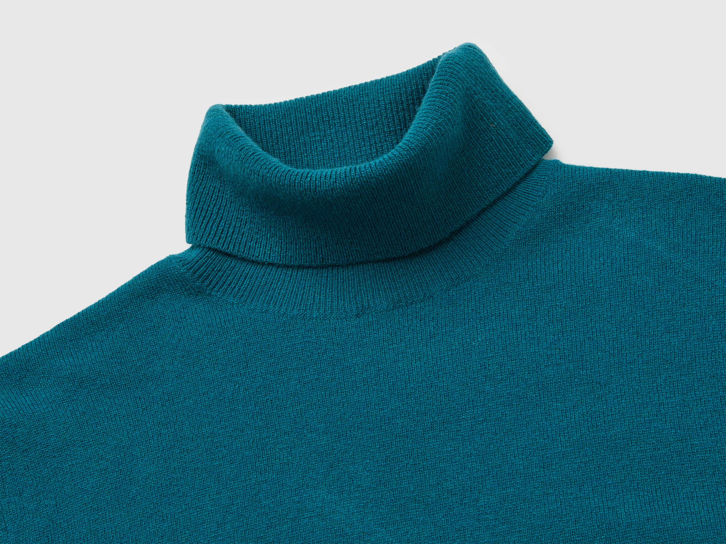 Camisola de gola alta azul-petróleo em pura lã Merino - ucb_image_DS1