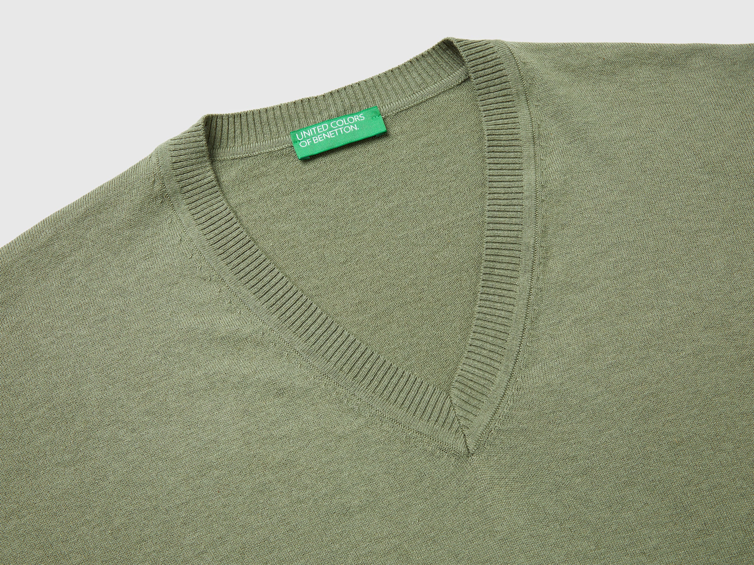 V-neck sweater in cotton and wool - ucb_image_DS1