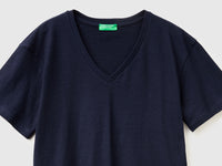 V-neck t-shirt in lightweight cotton - ucb_image_DS1