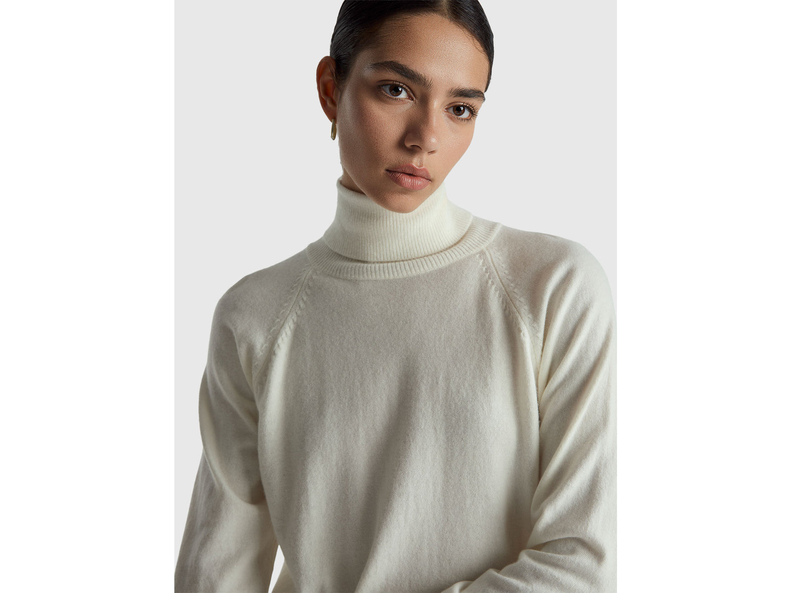 Cream turtleneck sweater in cashmere and wool blend