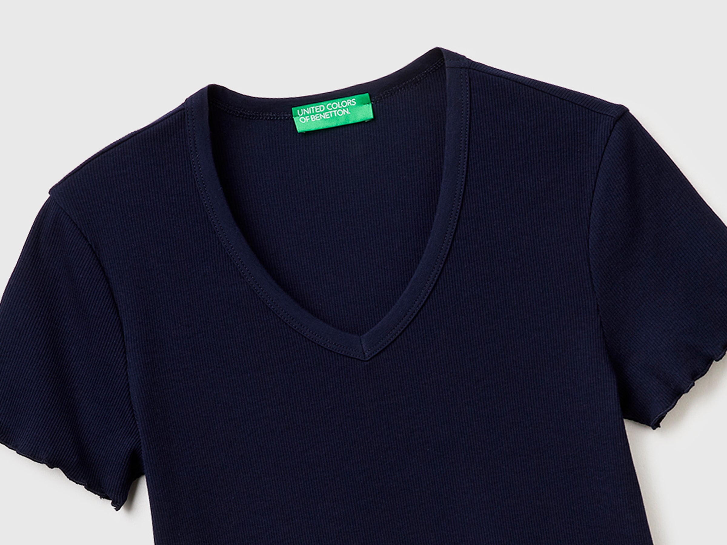 Ribbed V-neck T-shirt - ucb_image_DS1