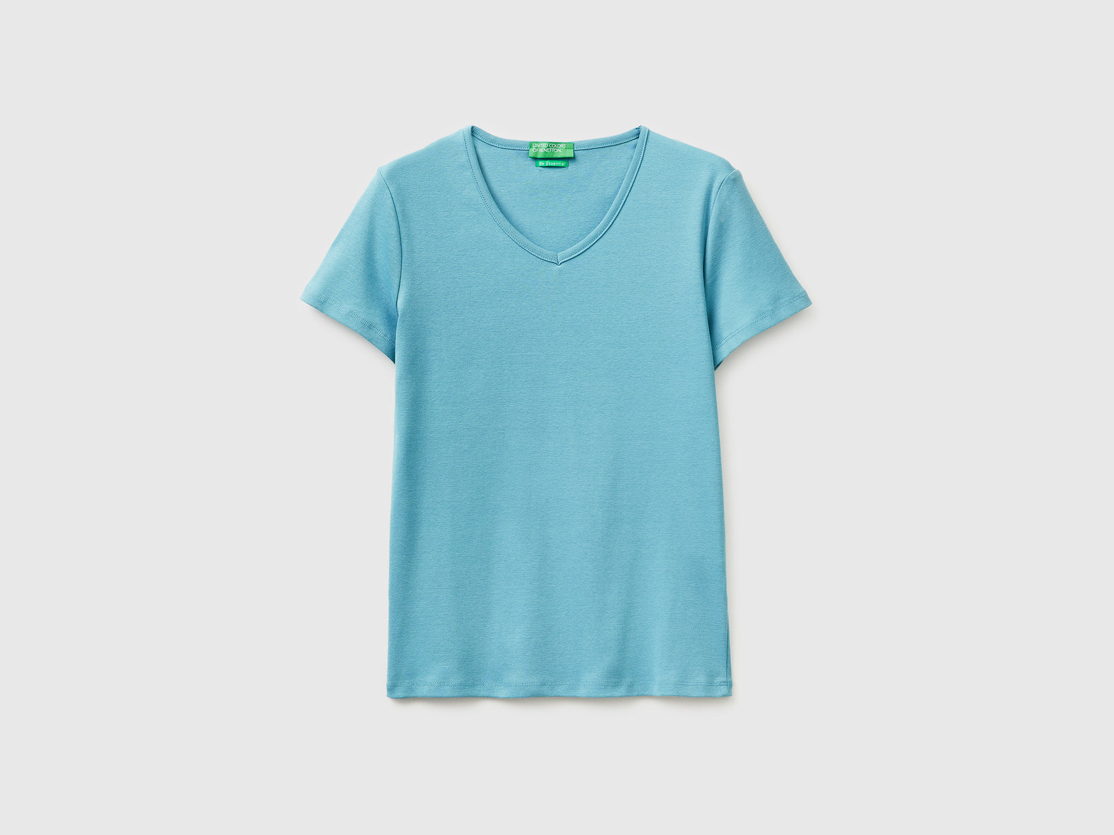 Slim fit t-shirt with V-neck - ucb_image_FS
