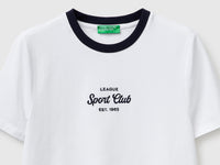 T-shirt com emblema bordado - ucb_image_DS1