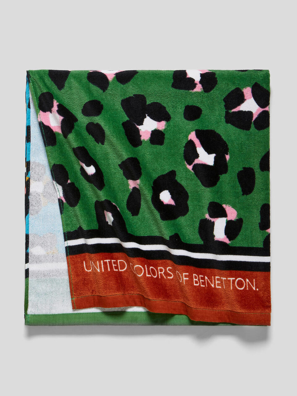 Beach towel with allover print image number 1
