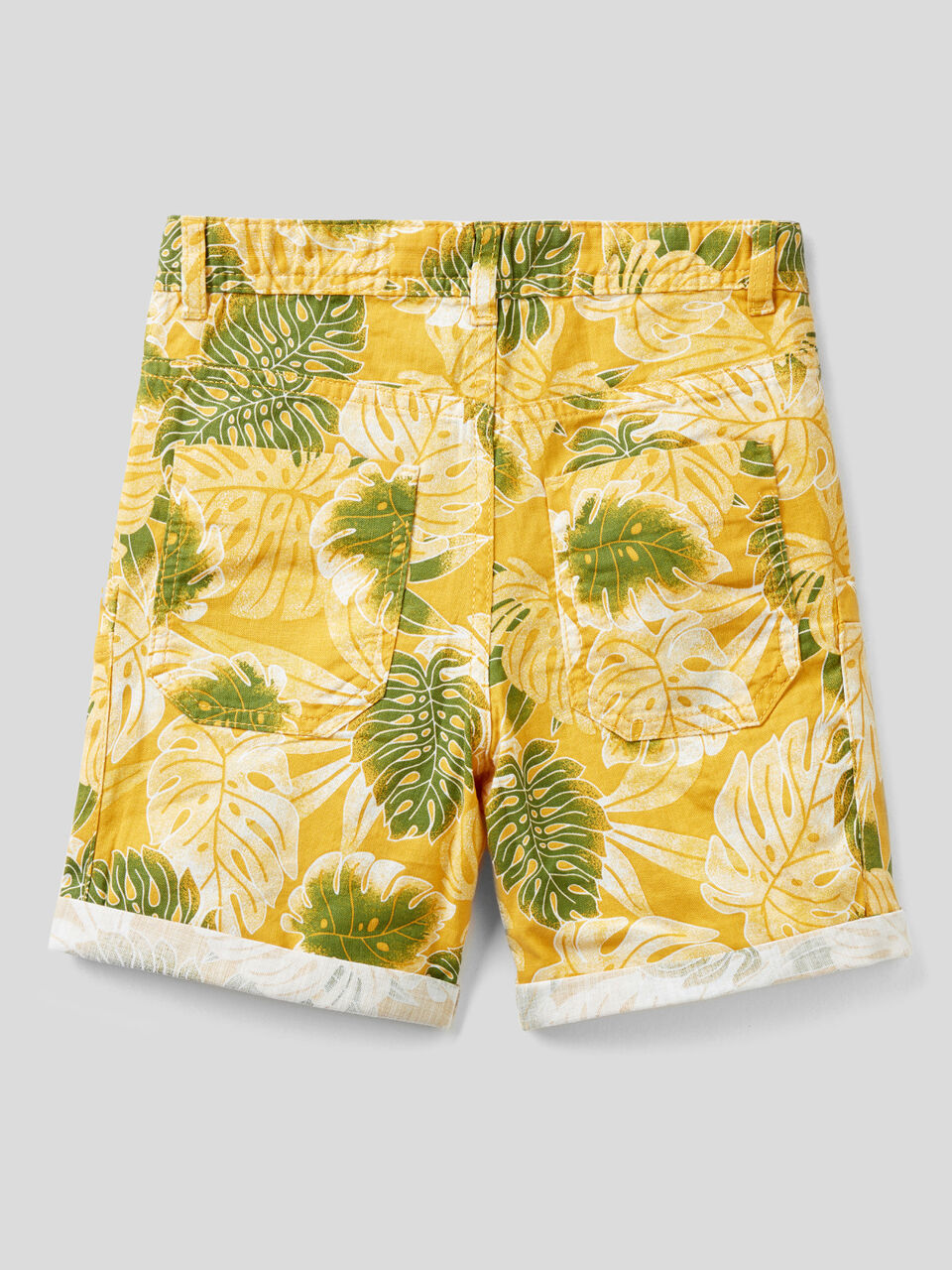 Cargo bermudas with tropical print image number 2
