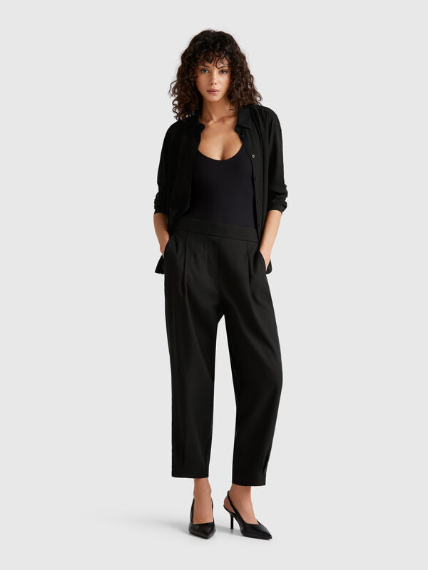 Flowy trousers with pleats Women