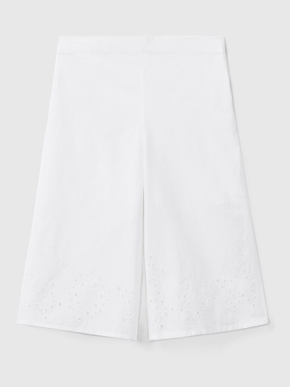 Bermudas with embroidery