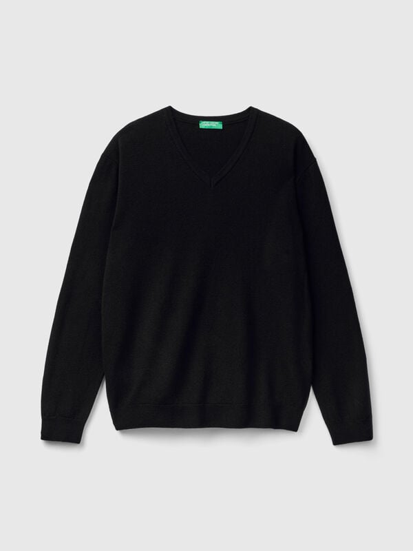 Black V-neck sweater in pure Merino wool Men