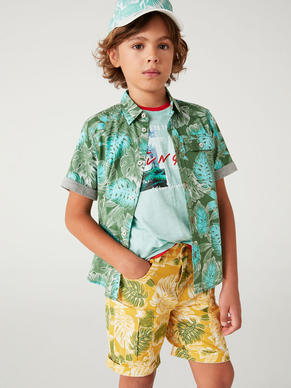 Cargo bermudas with tropical print image number 1