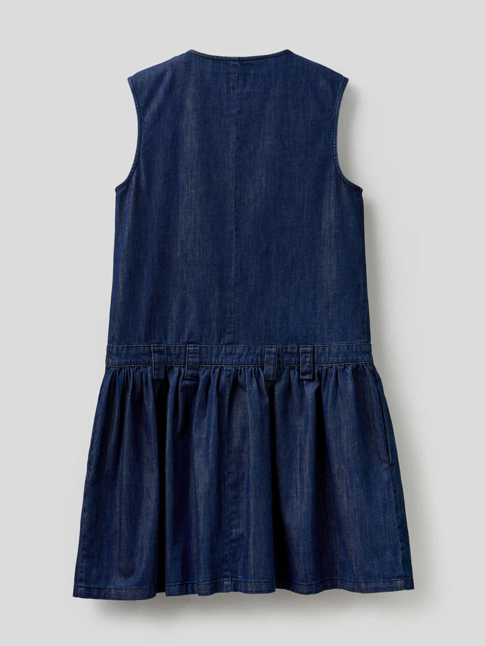Sleeveless dress in lightweight jeans image number 2