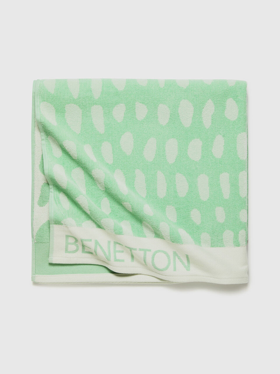 Beach towel with spotted print