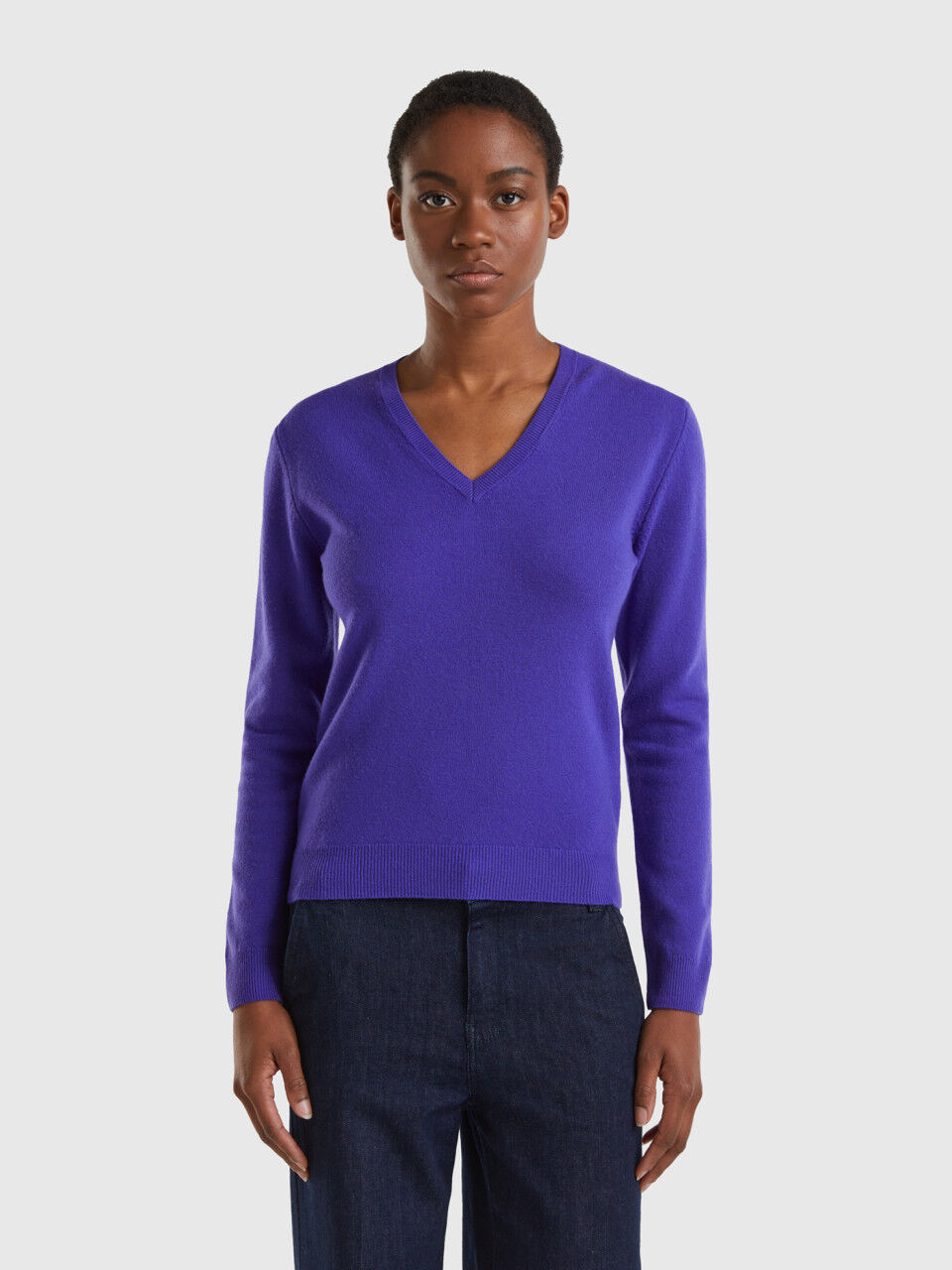 Deep blue V-neck sweater in pure Merino wool