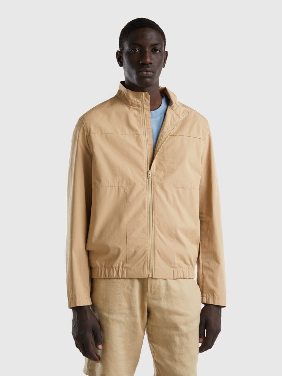 Lightweight jacket with zip