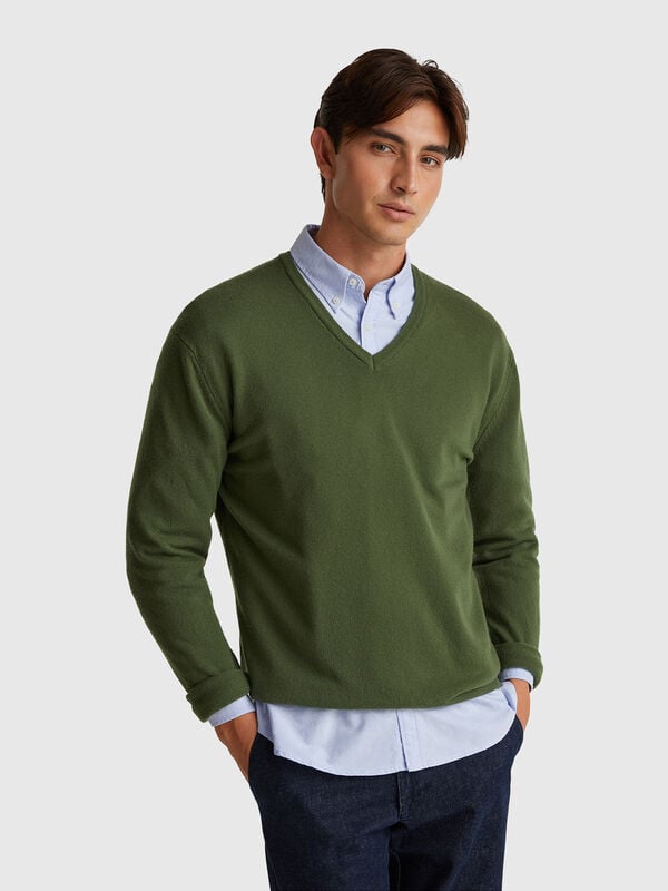 Olive green V-neck sweater in pure Merino wool Men