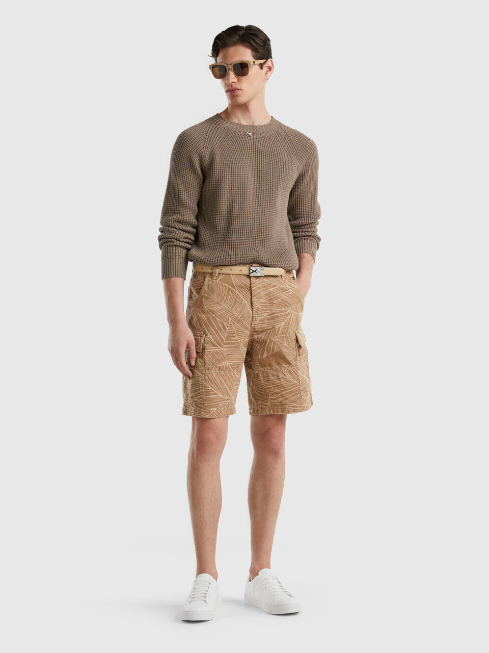 Cargo bermudas with tropical print