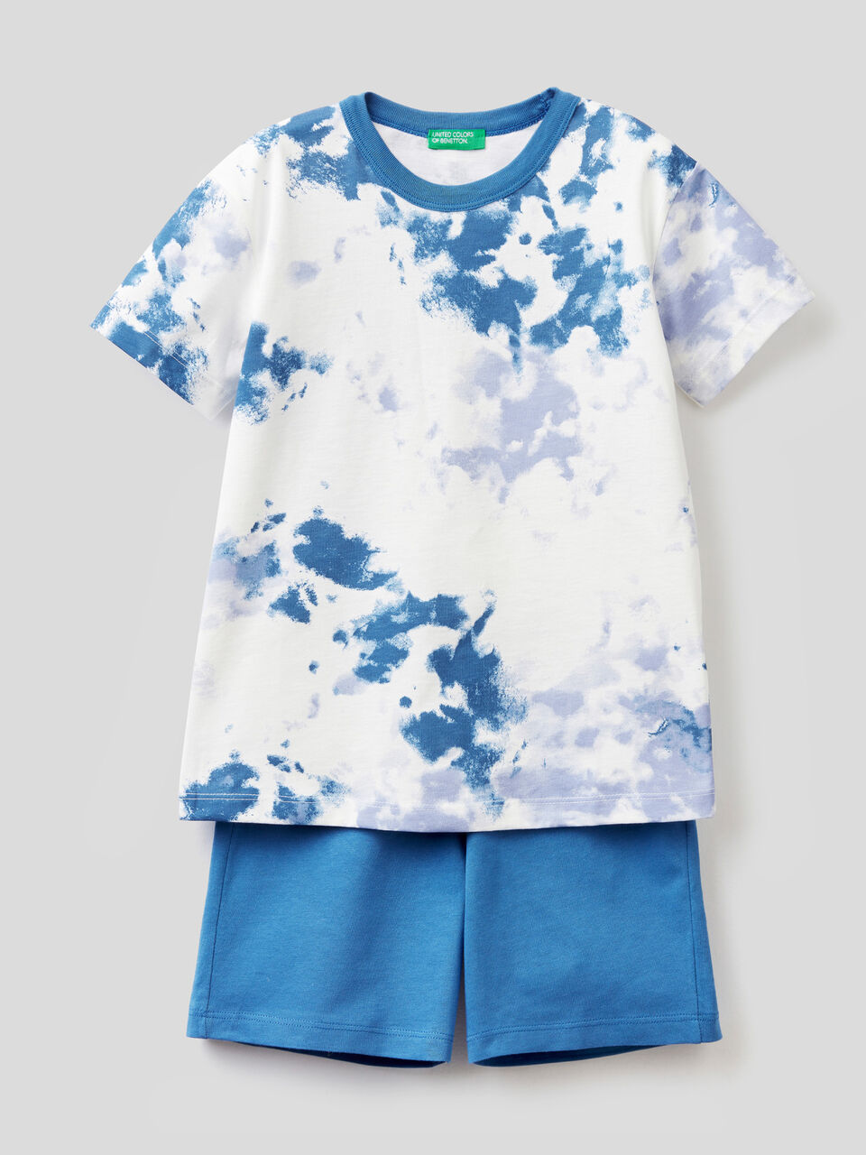 Short pyjamas with patterned t-shirt image number 1