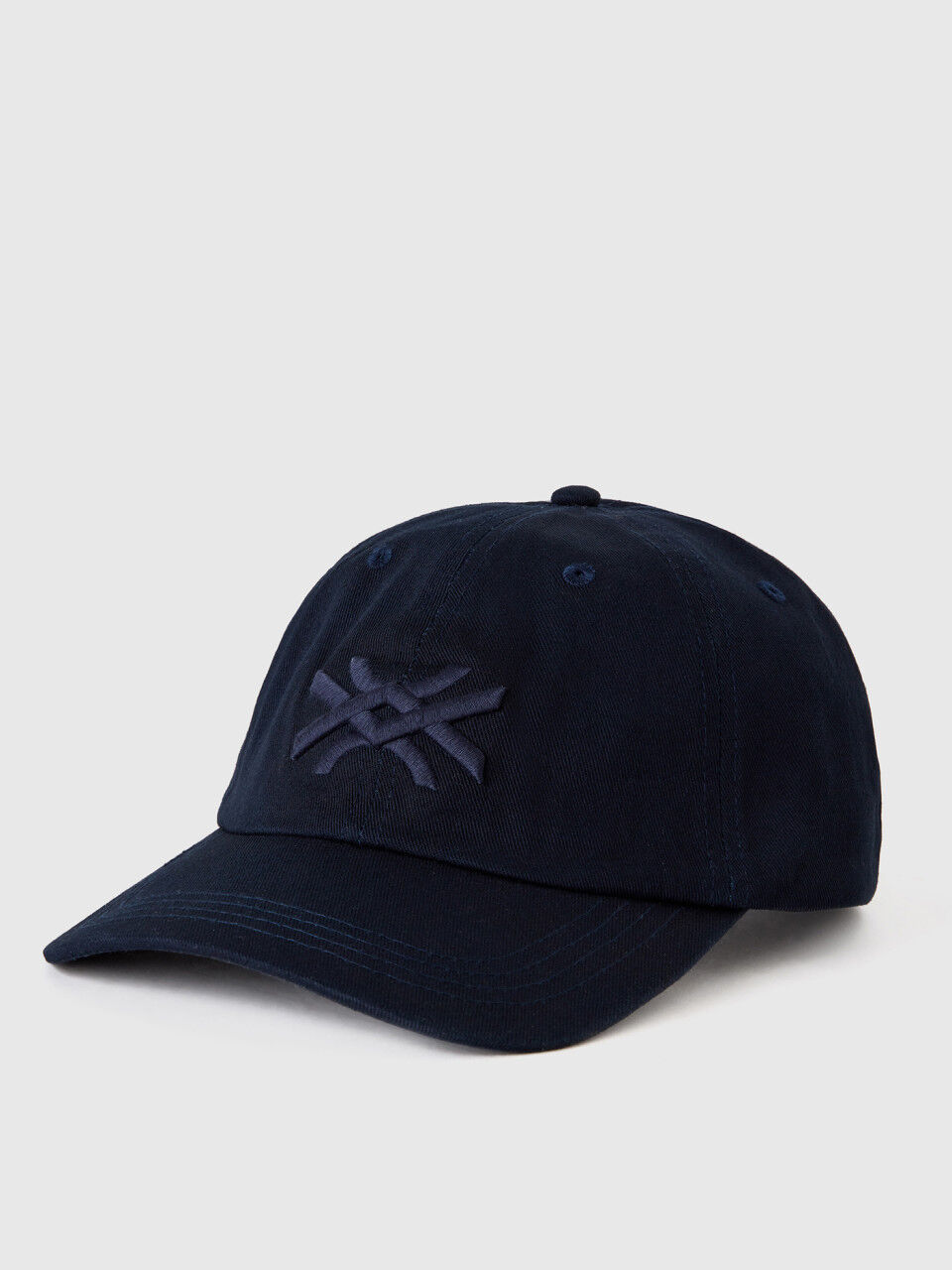 Dark blue cap with embroidered logo