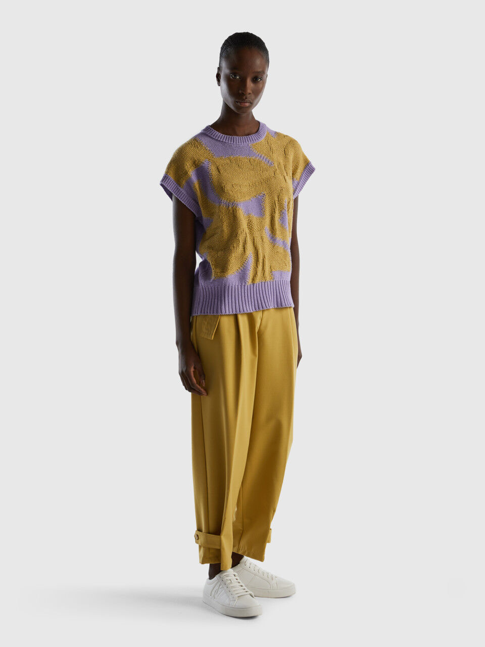 High-waisted trousers with belt
